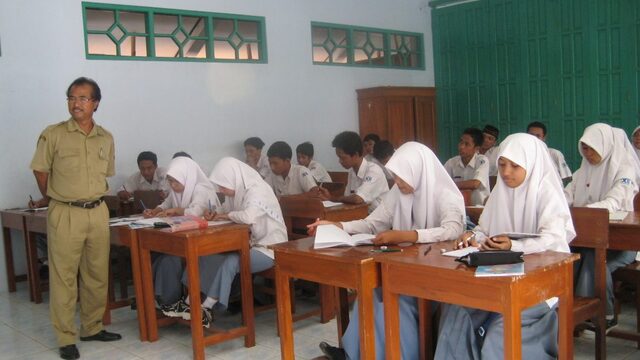 Peran Guru dalam Meningkatkan Kualitas Pendidikan di Sekolah